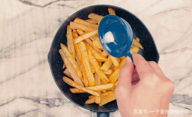 教你在家炸薯条,两个土豆做一大盘,金黄酥脆,最忌焯水后直接炸