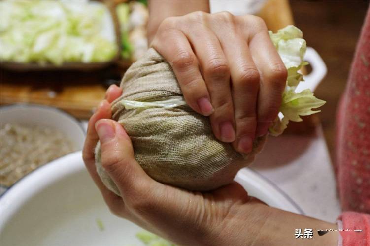 调白菜馅饺子,最忌用盐杀水,十几年老配方告诉你,饺子馅鲜多汁